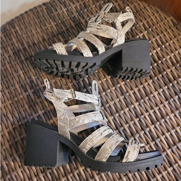 Dirty Laundry Fun Stuff Snakeskin Chunky Gladiator Sandals 8 Block Heel Gray - Picture 2 of 9